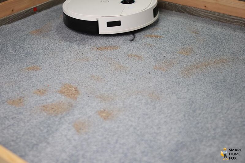 Yeedi Vac 2 Pro reinigt Sand beim Saugtest auf einem hochflorigen Teppich